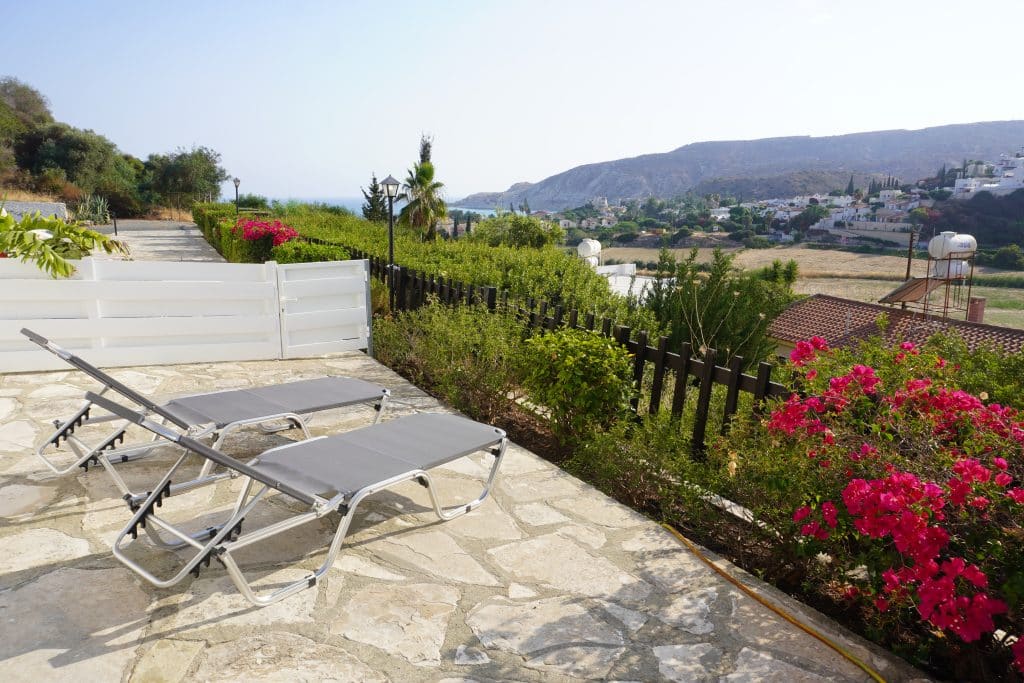 Apartment Skeleas 2 Terrasse mit Sonnenliegen und Ausblick auf das Meer